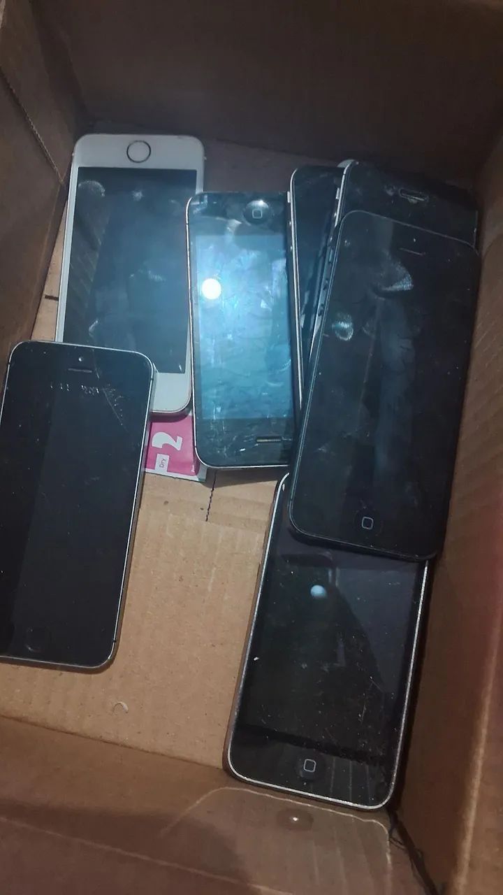 Lote com 9 Iphones para peças- 2 ligam - Foto 5
