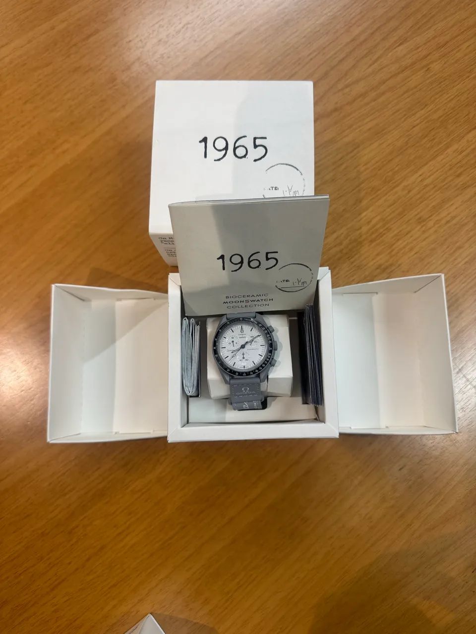 Relógio Swatch x Omega "Moonwatch 1965 Grey" - Foto 3