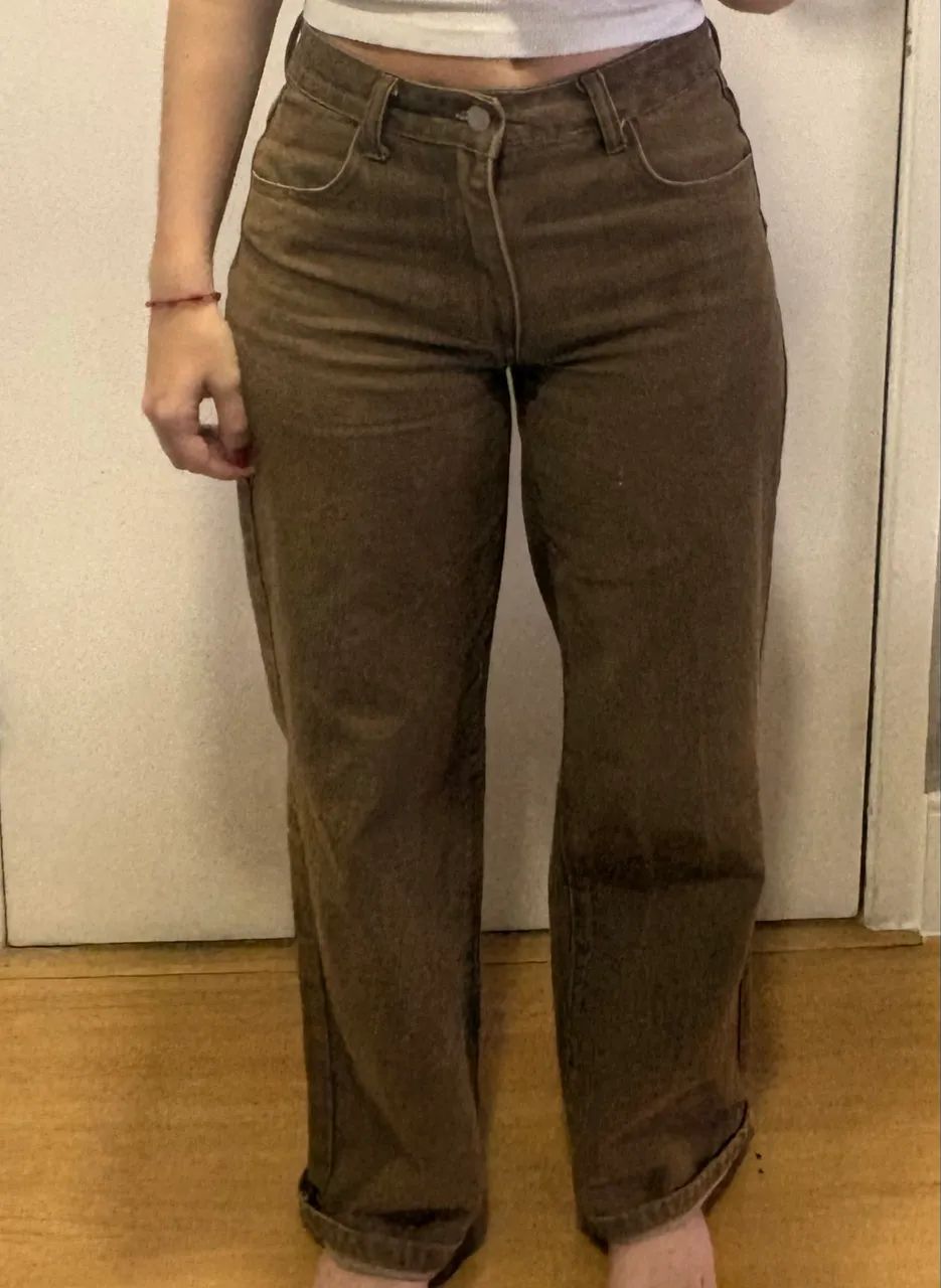 Calça marrom com pouca marca de uso  - Foto 2