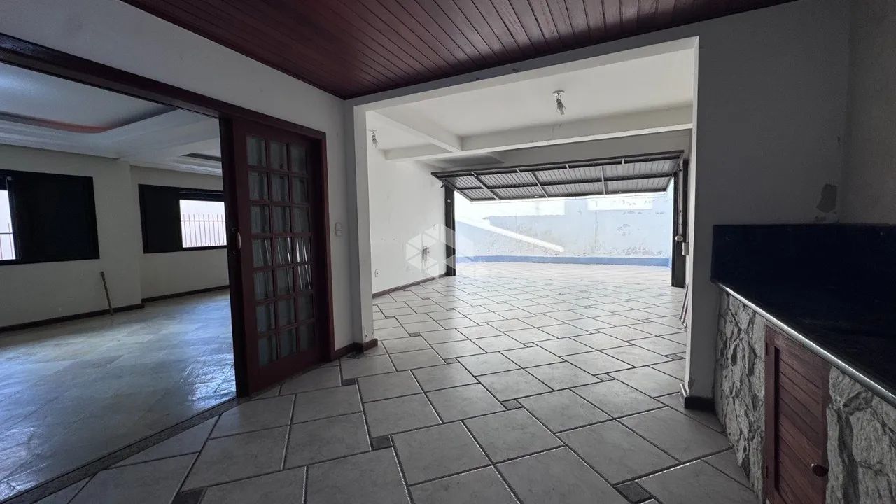 CASA COM 4 QUARTOS SENDO 3 SUITES E 3 VAGAS NO ESTREITO EM FLORIANÓPOLIS - Foto 4
