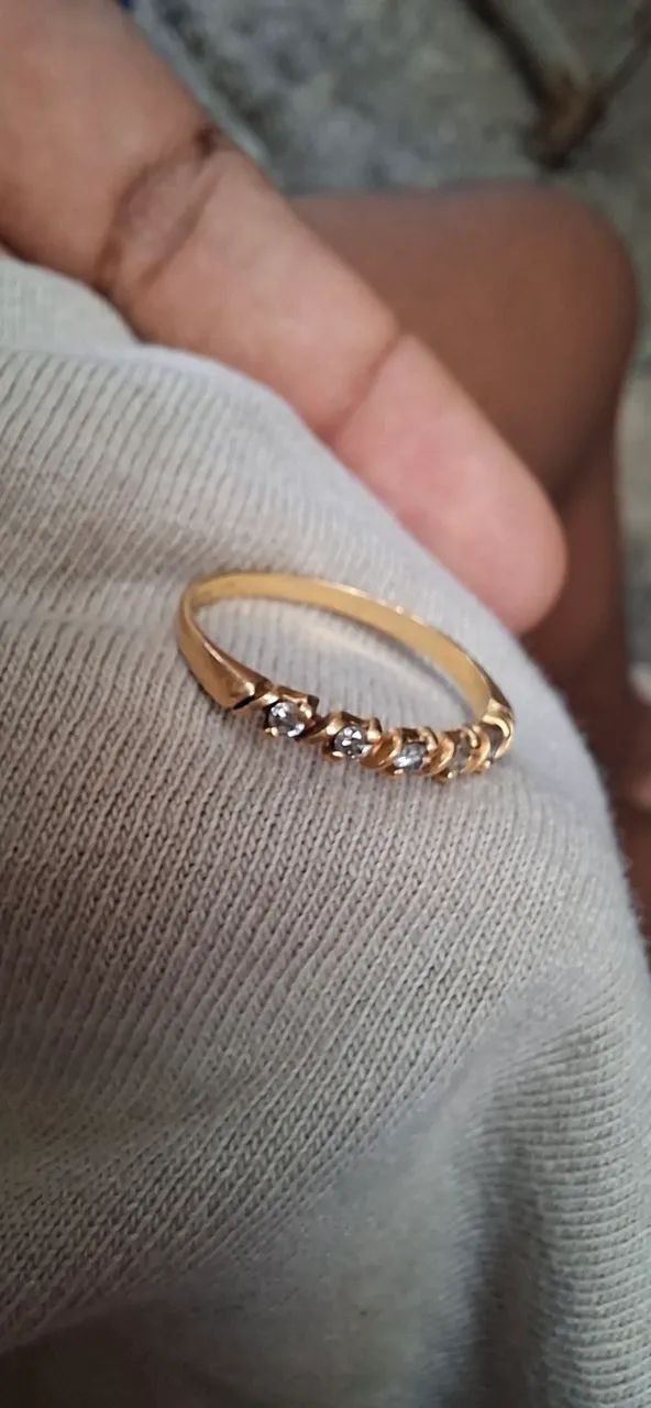 Anel delicado de ouro 18k