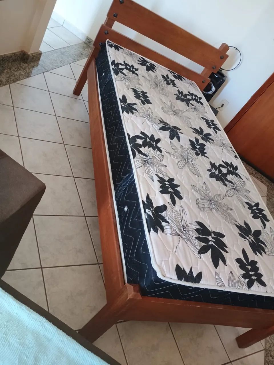 Cama de solteiro em madeira maciça + colchão