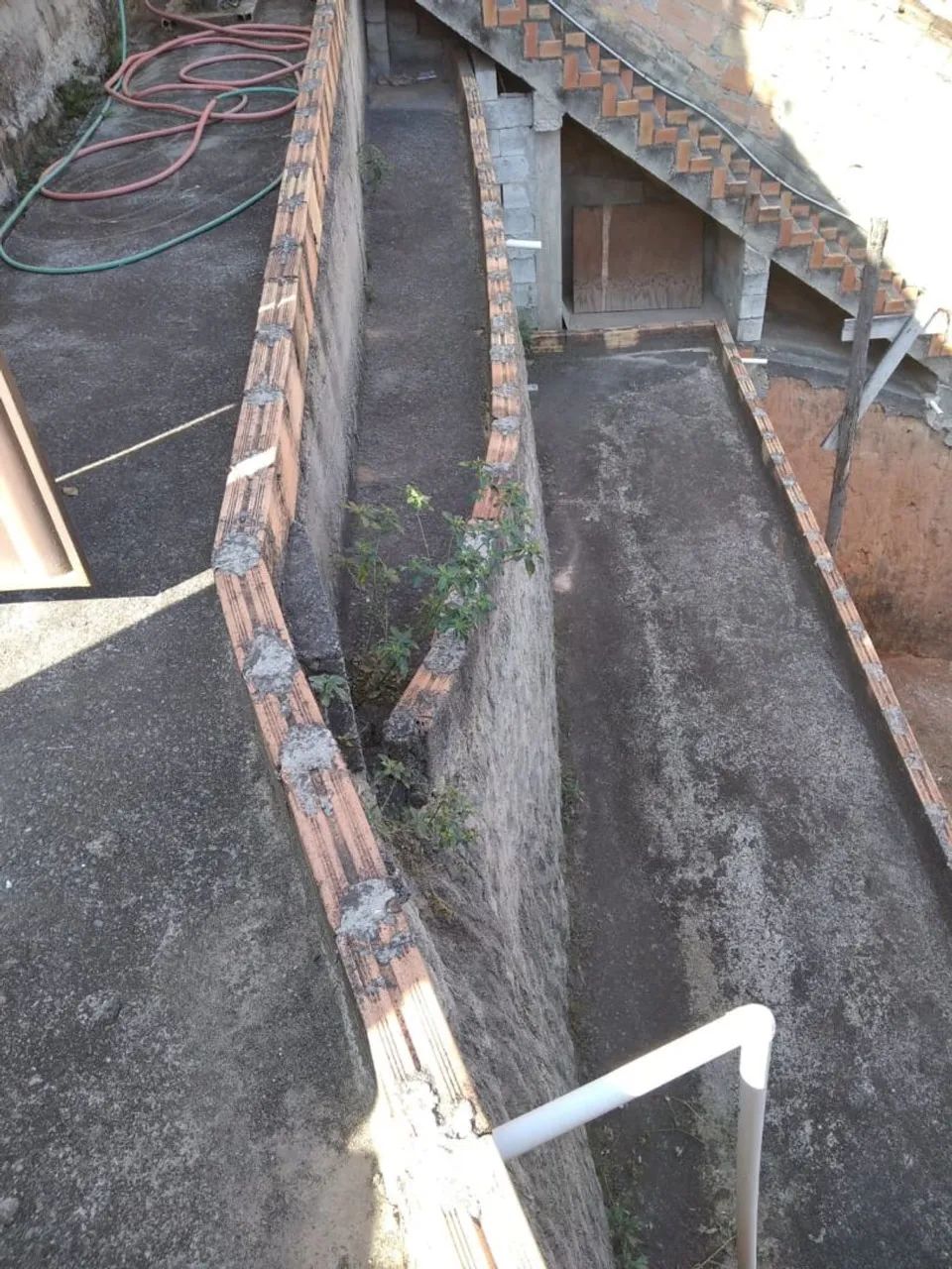 Lote com casa sem acabamento  - Foto 3