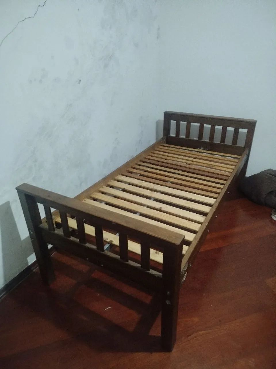 Cama de solteiro de madeira maciça