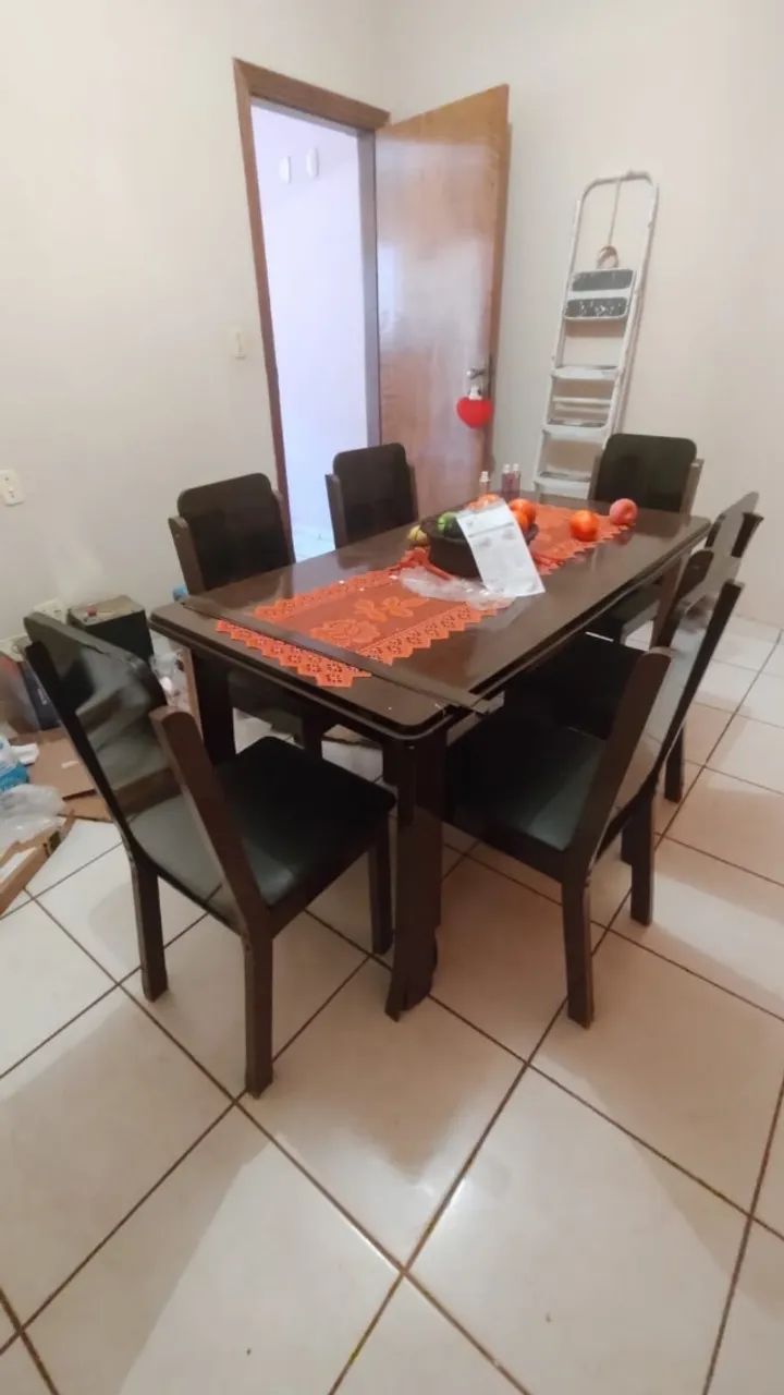 Mesa de jantar + as 6 cadeiras