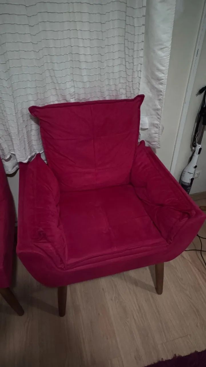 Poltrona com pé de madeira retrô 