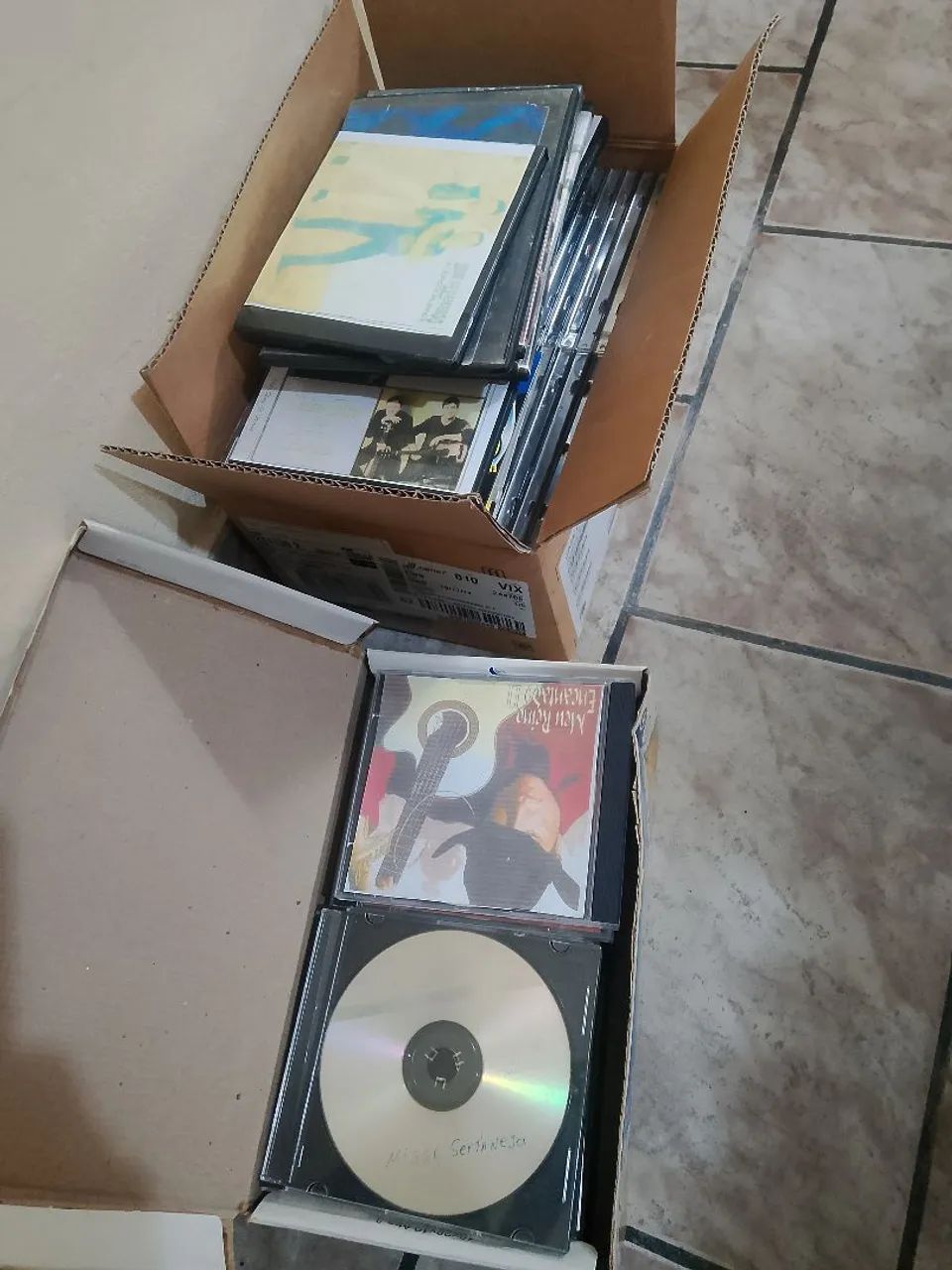 VENDO KIT 85 CDS E ALGUNS DVDS.