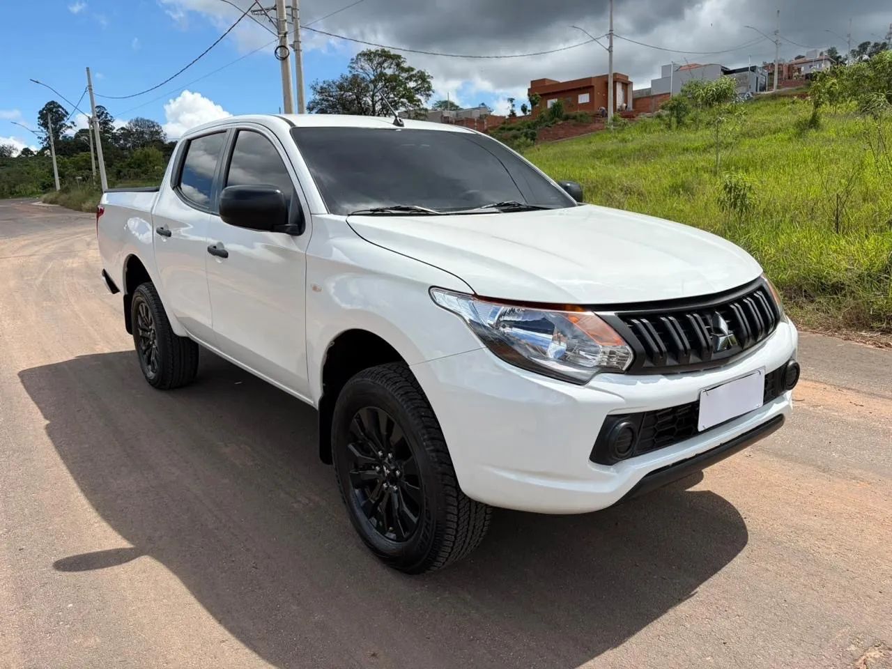 Mitsubishi L200 TRI. OUTD. GLX 2.4 CD 4X4 DIE. MEC. 2022