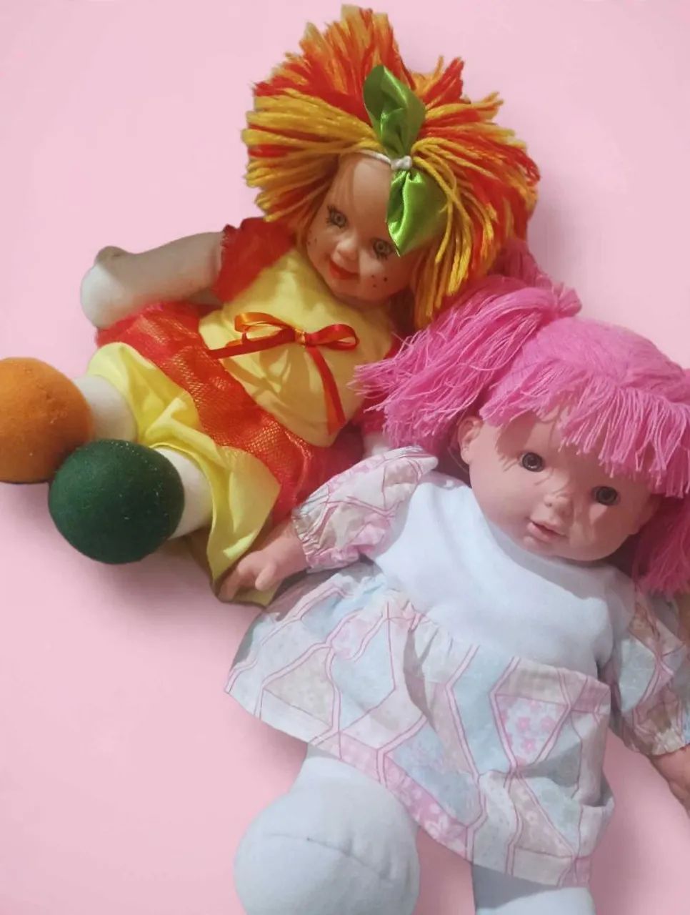 2 Bonecas de Pano Emília 46cm + Bebê 39cm Cabelo Lã