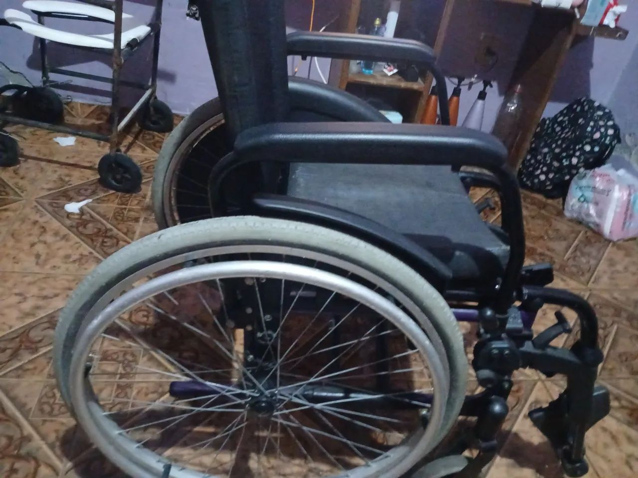 VENDO CADEIRA DE RODA NOVA  - Foto 4