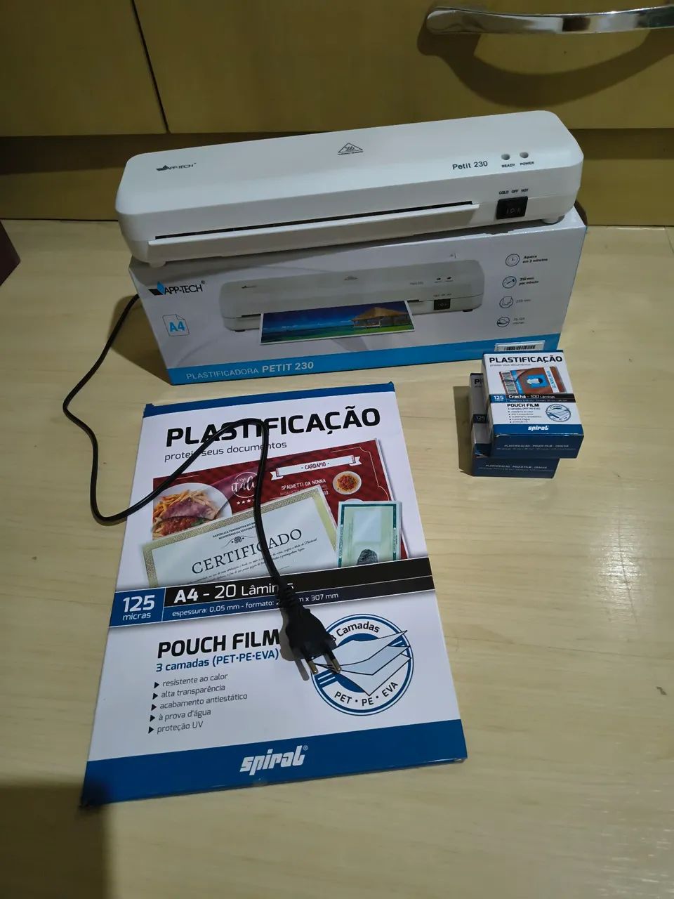 Plastificadora PETIT 230 + 18 Lâminas A4 e 120 Lâminas Crachá 125 micras