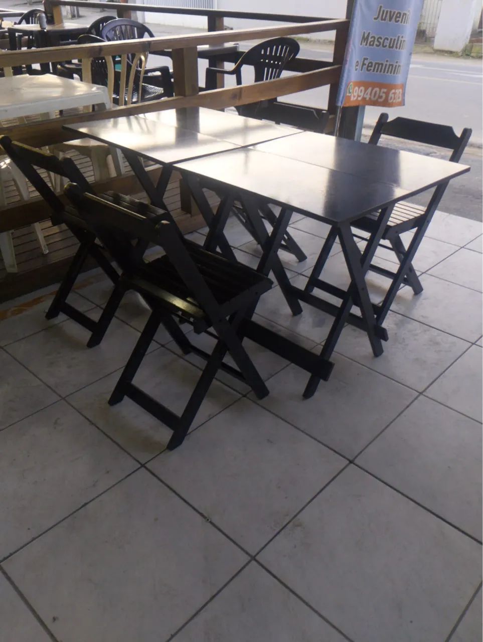 Vendo kit 2 mesas + e 4 cadeiras de madeira maciça - Foto 3