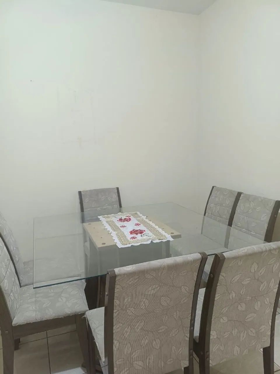 Mesa de vidro com 8 cadeiras