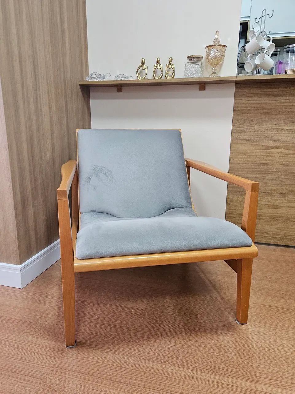 Vendo 2 Poltronas com base em madeira maciça  - Foto 4