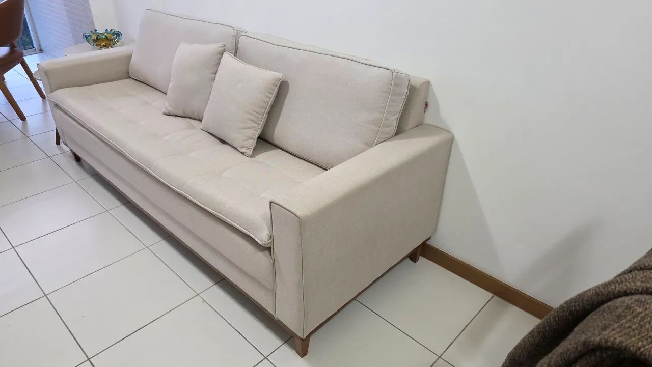 Vendo lindo sofá de 3 lugares, na cor bege/off-white, com design elegante e atemporal. - Foto 3