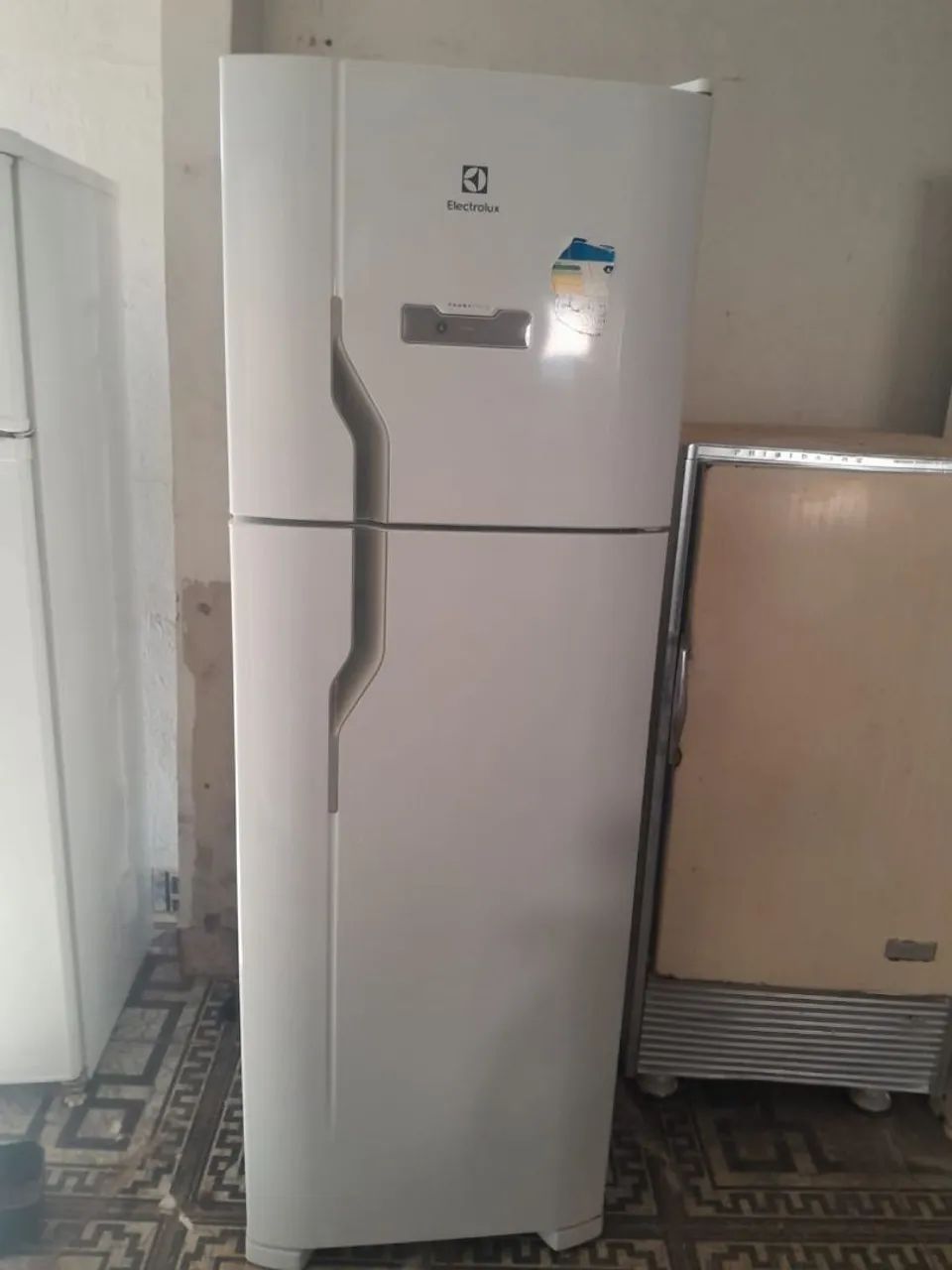 Geladeira eletrolux semi nova 