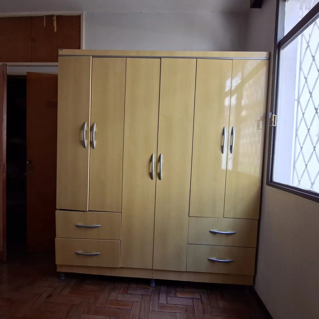 Guarda Roupas de 06 portas e 04 gavetas