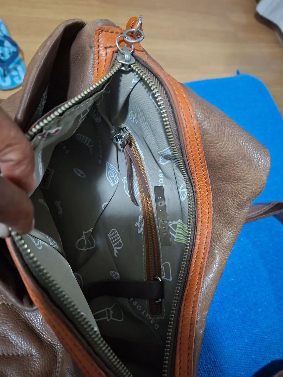 Vende-se uma bolsa de lado de couro