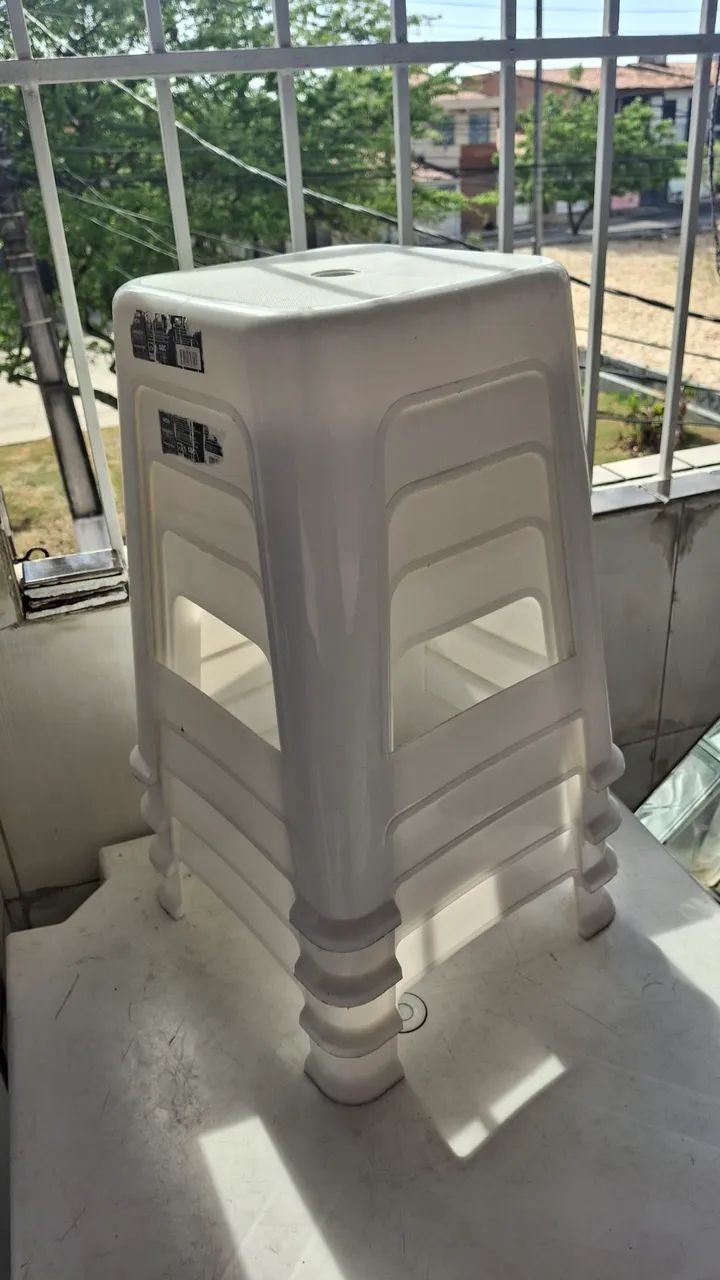 Mesas de plástico branca e bancos - Foto 2