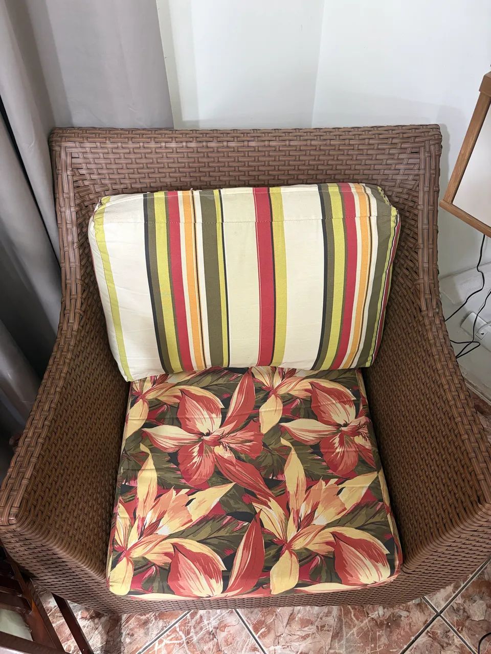Poltrona de Rattan Sintético com Almofadas - Excelente Estado