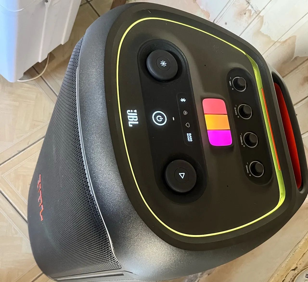 Uma caixa JBL Ultimate 1100  - Foto 4