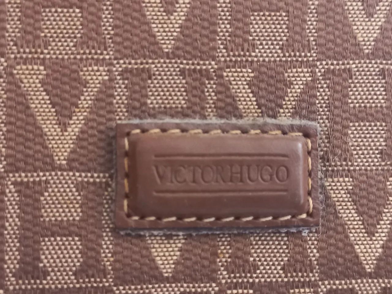 Bolsa Victor Hugo marrom - Foto 3