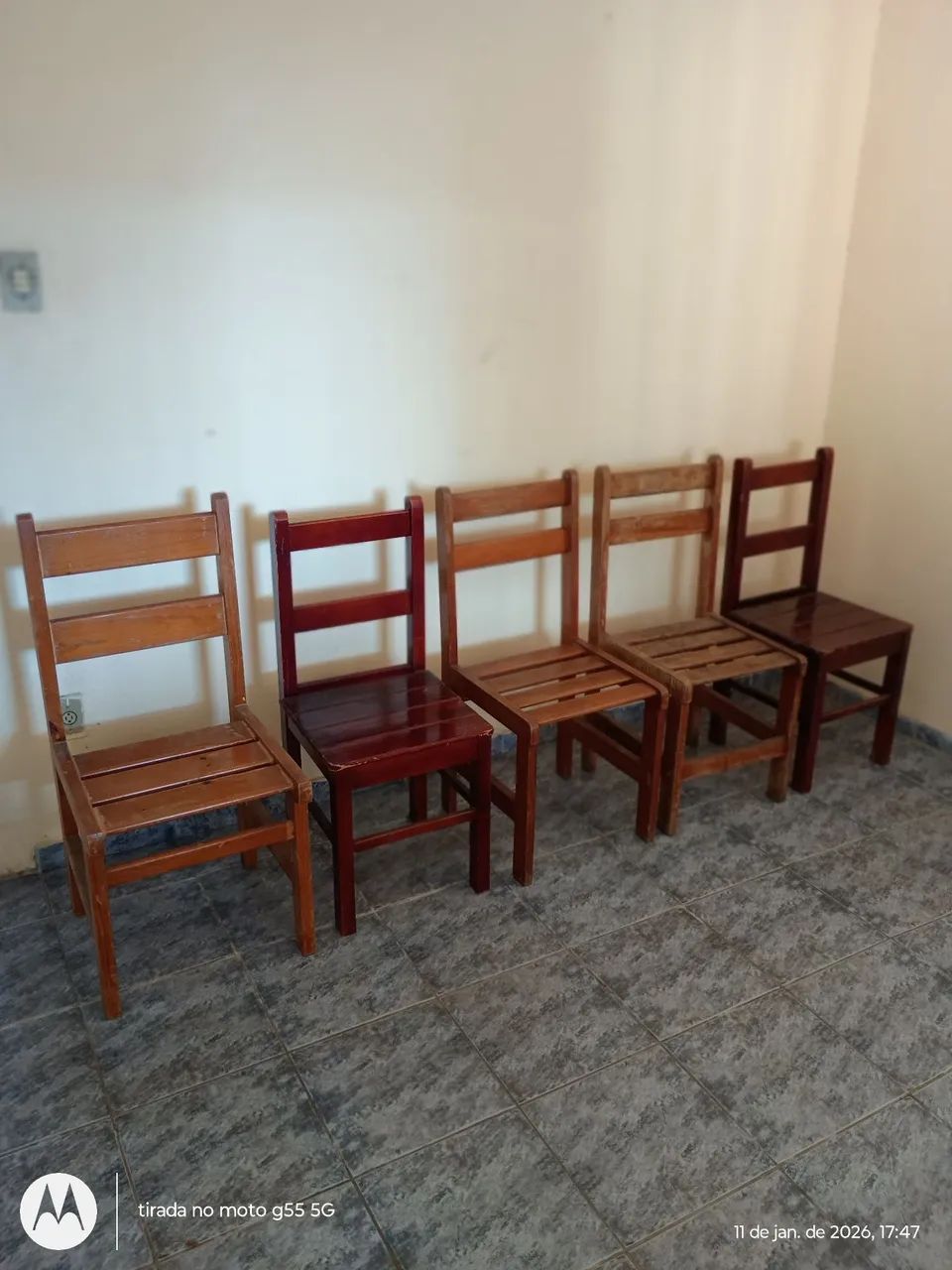 5 cadeiras e 2 mesas de madeira R$ 600,00