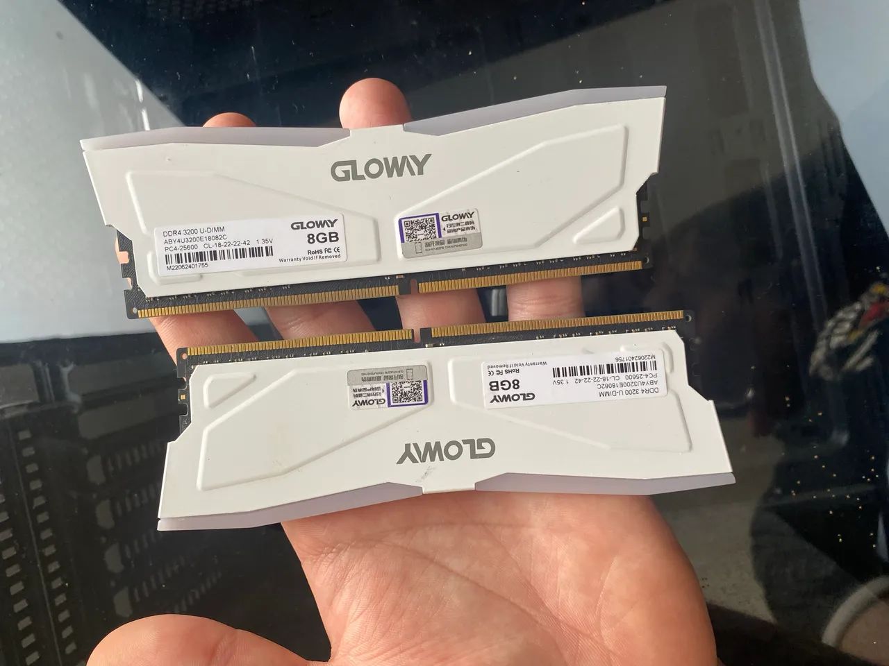 2 MEMORIAS RAM GLOWAY DDR4 8GB LED PROGRAMAVEL RGB