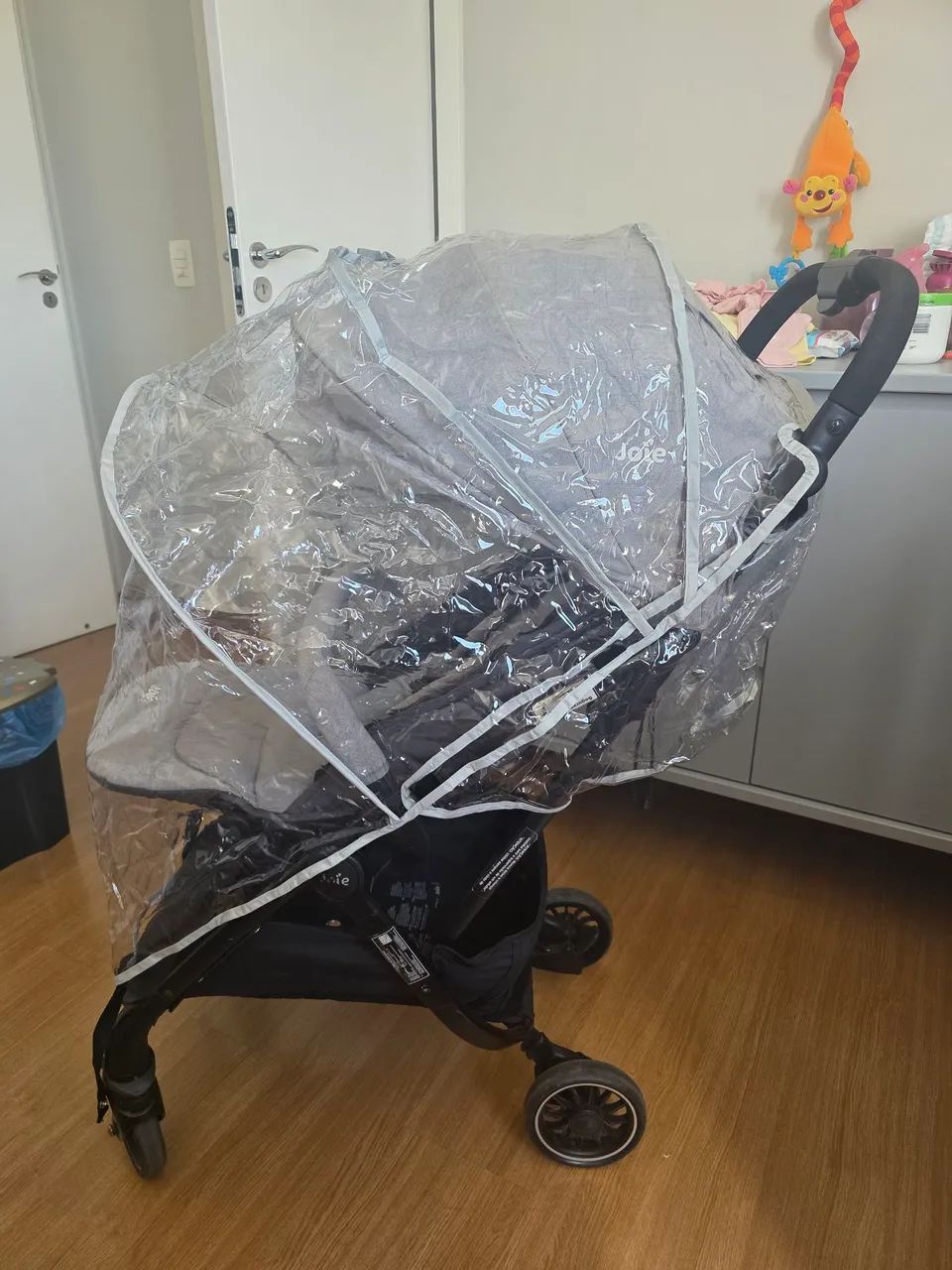 Vendo carrinho Joie Tourist na cor Cinza Pebble, super leve, prático e conservado - Foto 2