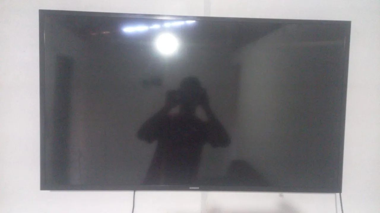 Vendo TV Samsung 43 polegadas,  sai áudio mais a tela tá branca acompanha controle . - Foto 4