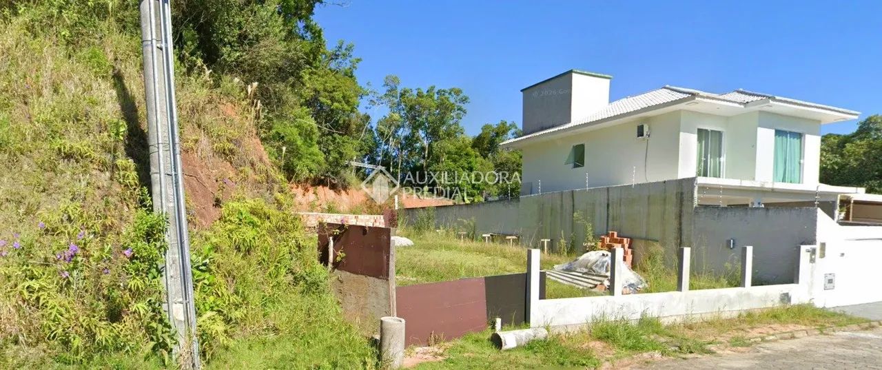 Terreno em excelente localização com benfeitorias - Foto 2