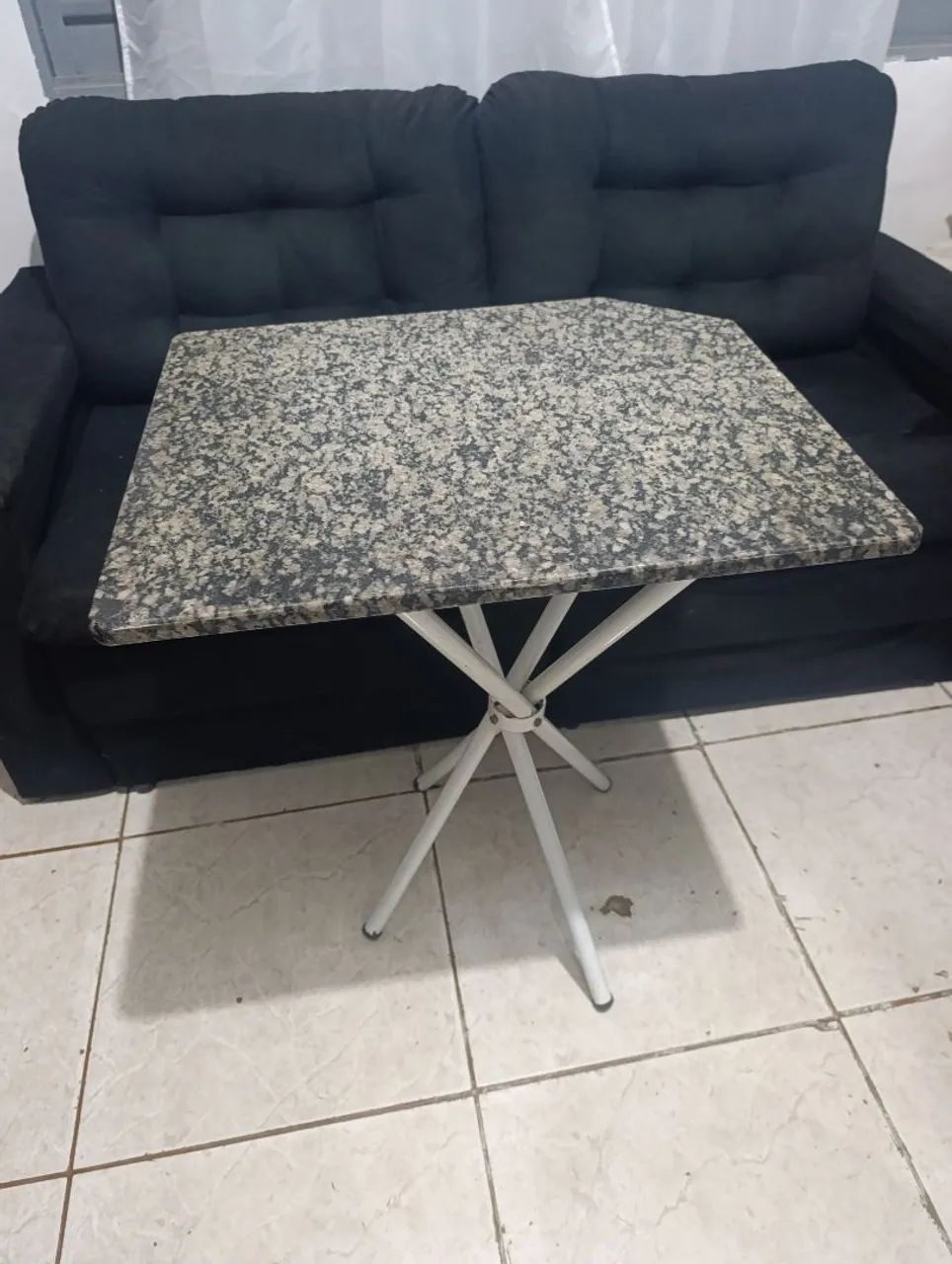 Mesa com tampo de granito e estrutura metálica