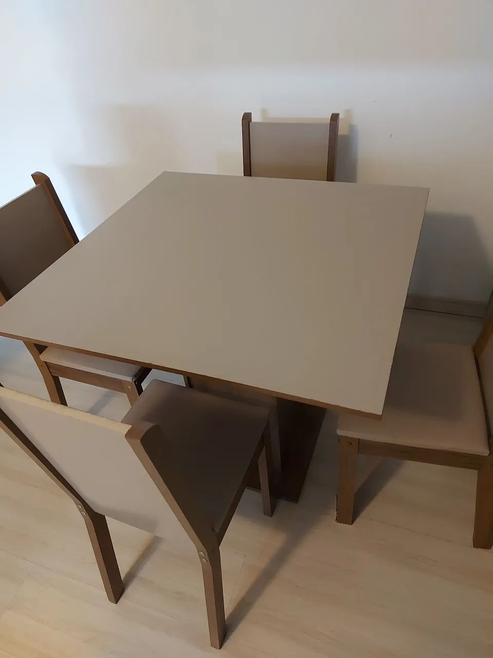 Mesa com 4 cadeiras