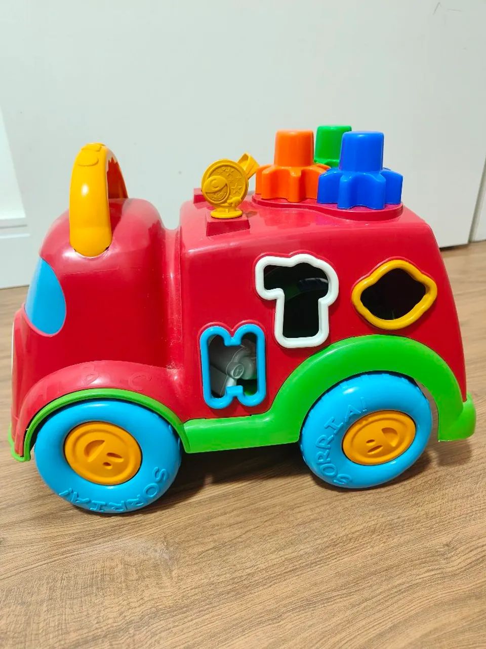 Brinquedos infantis - Pirâmide de argolas de madeira e carro de bombeiro  - Foto 2