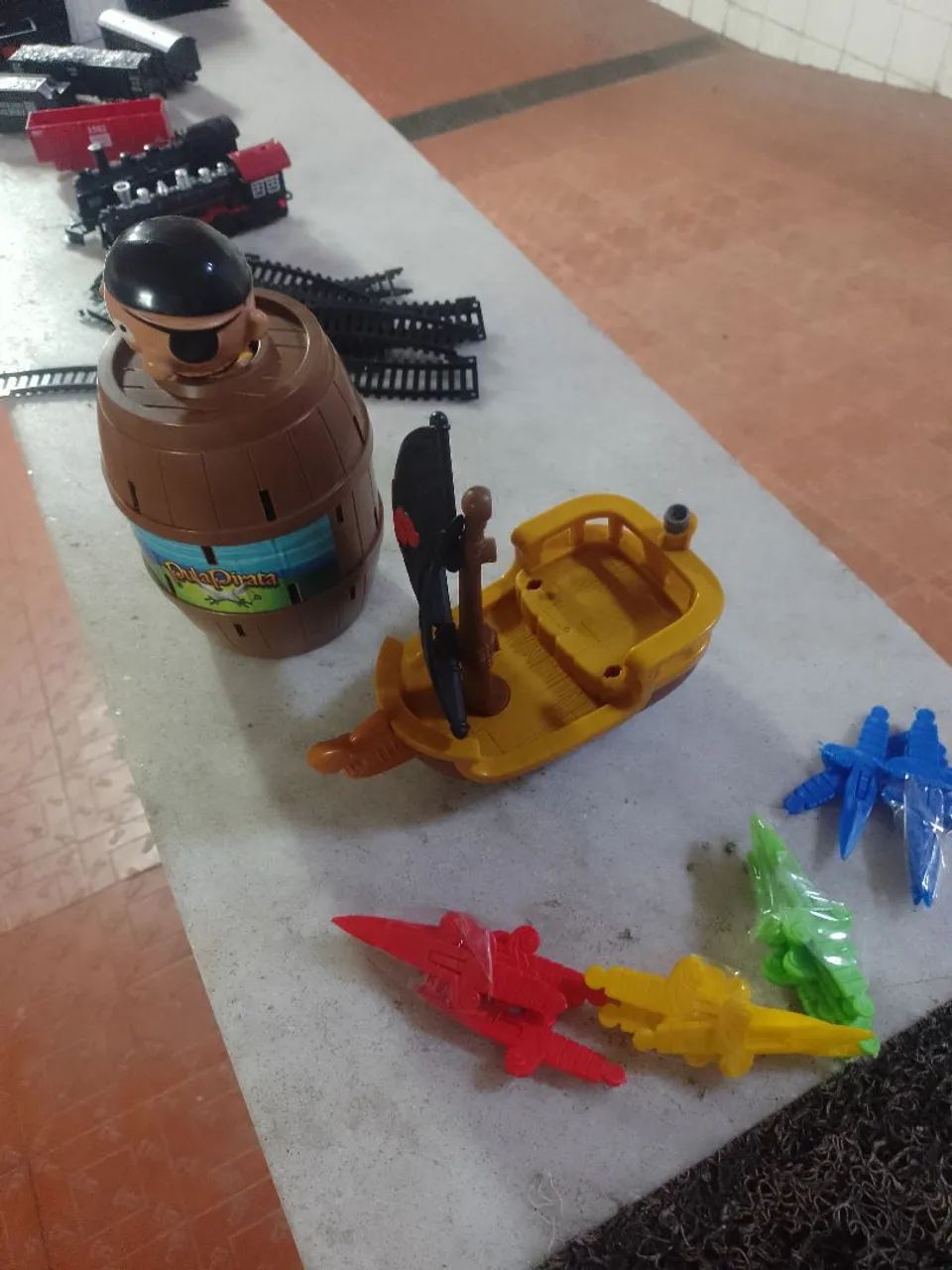 Brinquedos pula pirata e 2  trenzinhos com pilhas