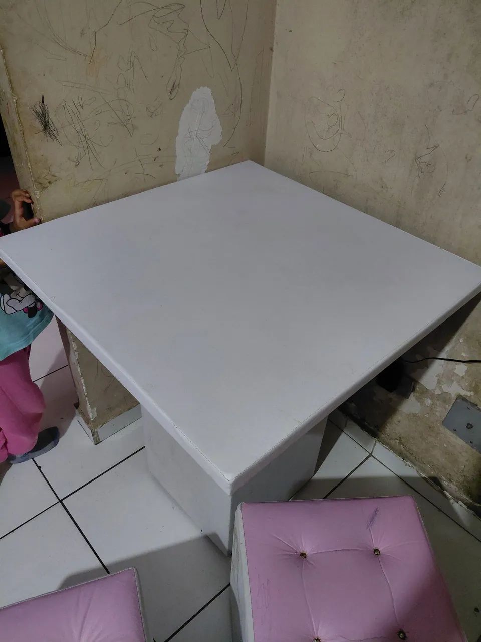 Vendo essa mesa com 2 bufe 