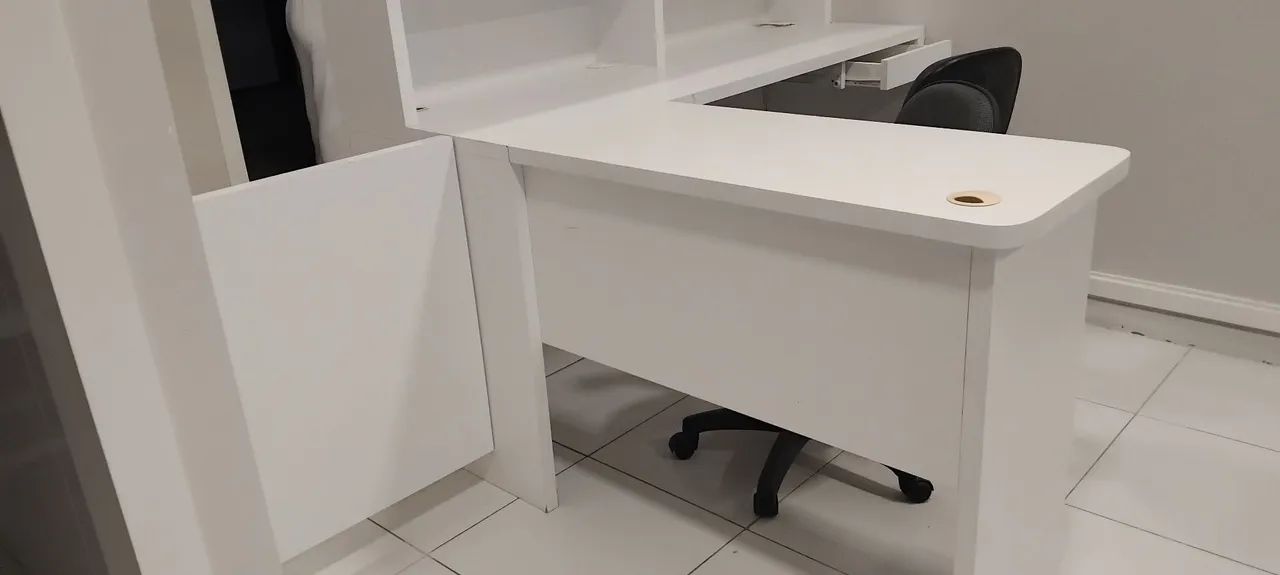 Balcão com mesa de recepção e divisória  - Foto 2