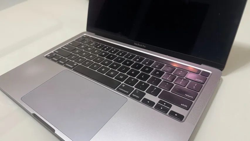 MacBook Pro M1 2020 8GB 256GB - detalhe na tela - Notebooks