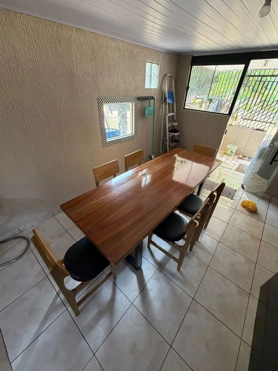 Vende-se mesa de madeira rústica 6 cadeiras 