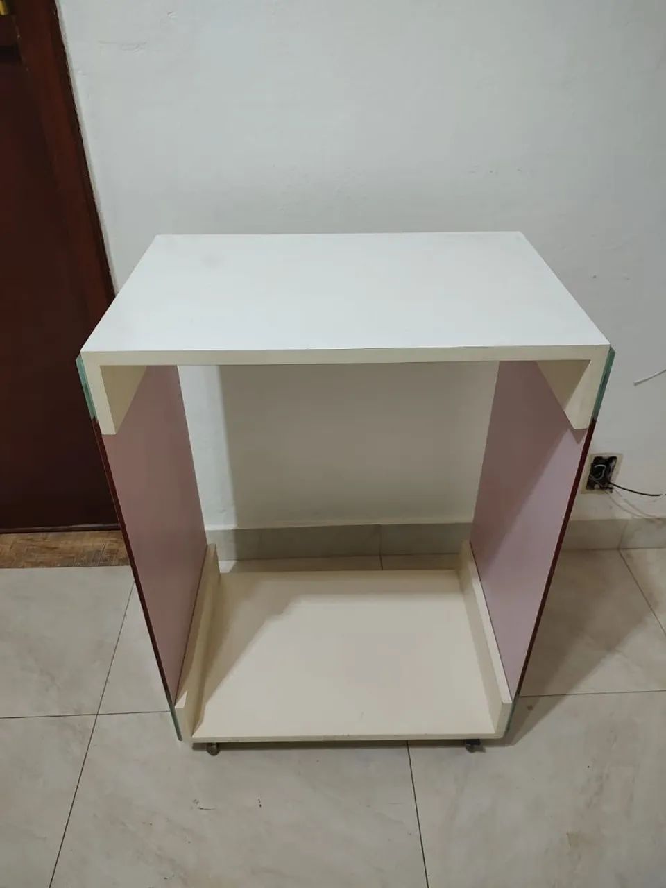 Aparador expositor branco com a lateral de vidro vermelho 