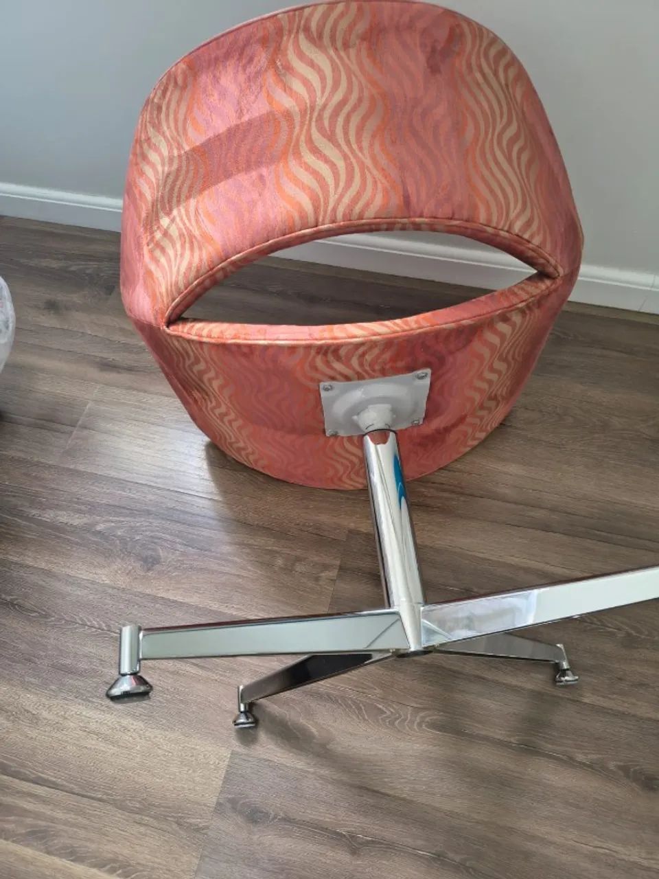 Poltrona Giratória Modelo Iris Com Base De Alumínio Estampado Geométrico  - Foto 3