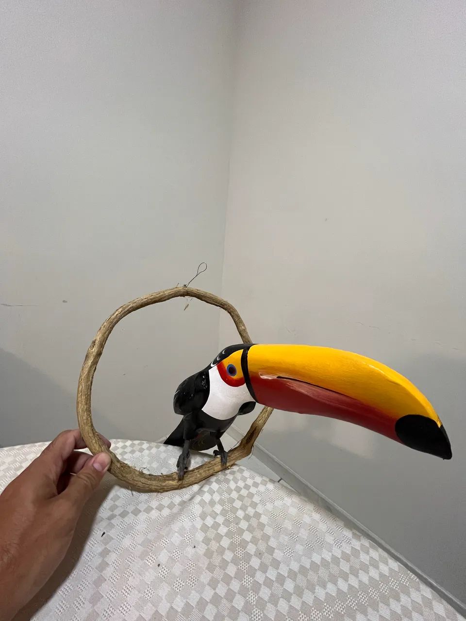 Tucano de madeira com pintura à mão 