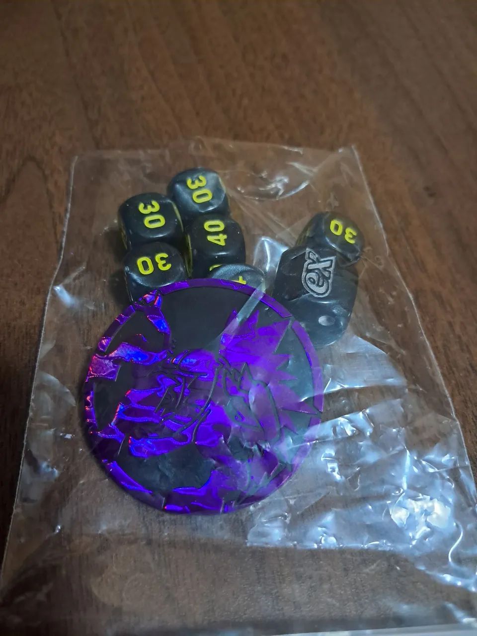 Moeda Darkrai + Dados - ETB Escuridão Absoluta - Foto 2