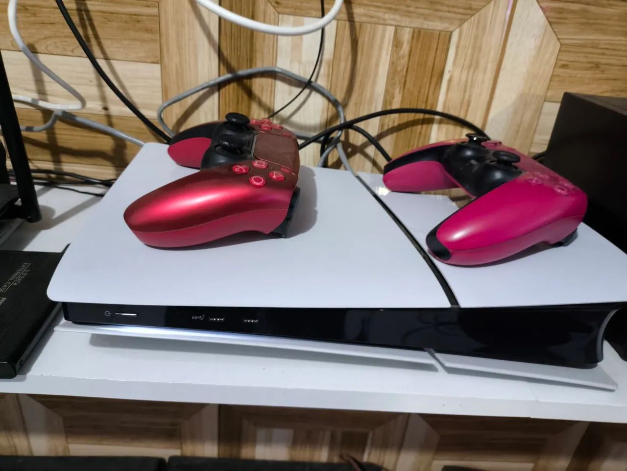 Vendo ps5 sime novo com dois controles original e nota fiscal 