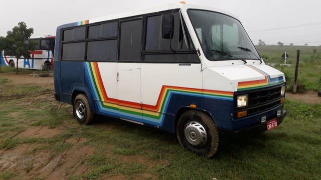 Vende-se Microônibus 15 Passageiros
