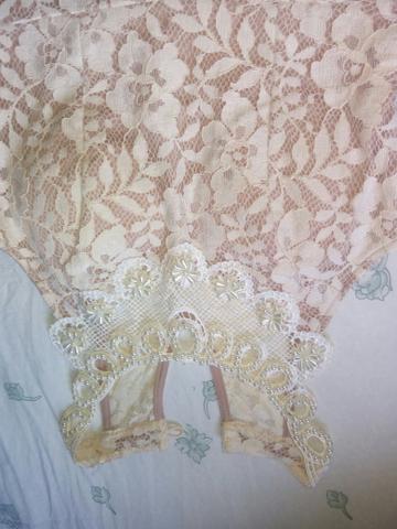 Vestido G ideal pra festa e final de ano de renda e pedras trabalhadas