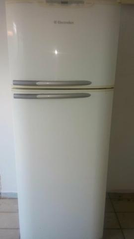 Geladeira Electrolux conservada
