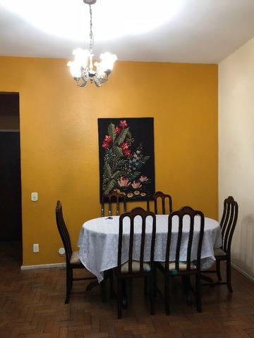 Mesa de vidro e madeira com 6 cadeiras