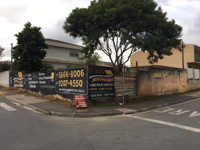 Vende-se terreno comercial de esquina em Colombo medindo aprox. 240m²