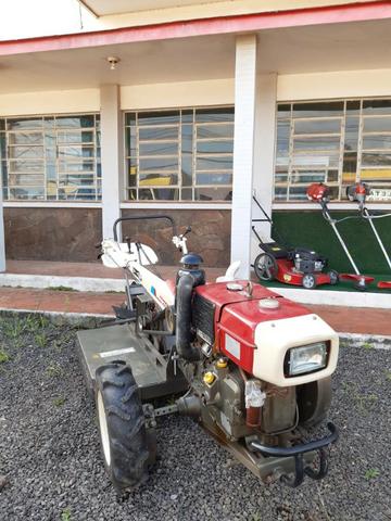 Microtrator Yanmar TC-11 com aparador de grama